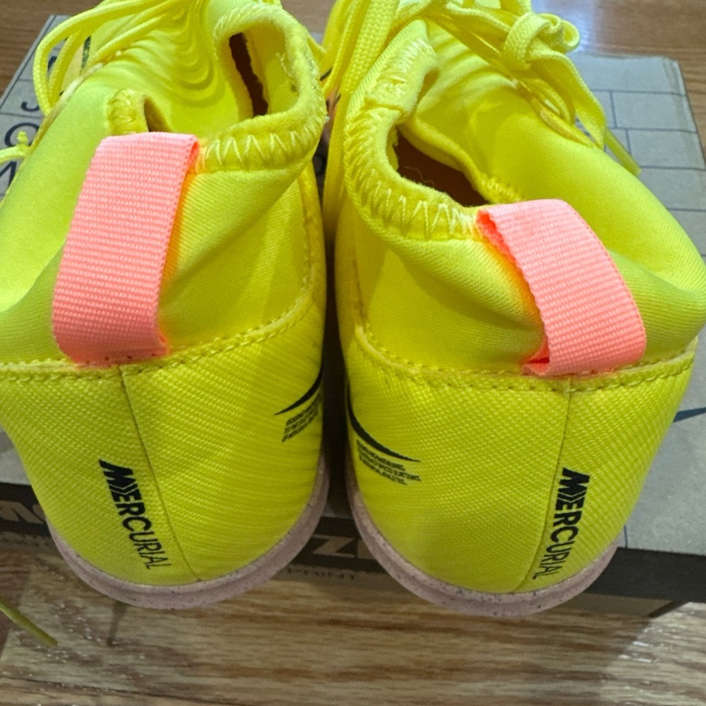 Nike Jr Superfly 9 Club IC Kids Soccer Shoes in Bright Yellow - Picture 4 of 6